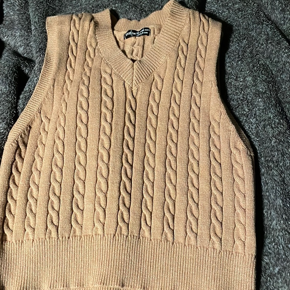 Tan knit sweater vest ❣️